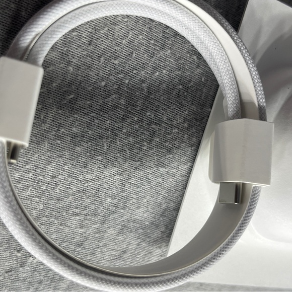 Apple AirPods Pro 2 with Charging Case - Picture 4 of 4